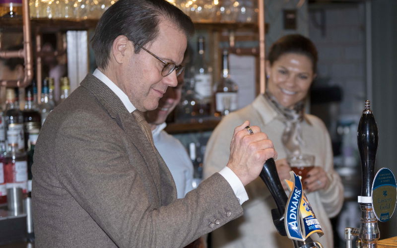 Prinz Daniel von Schweden zapft ein Bier.