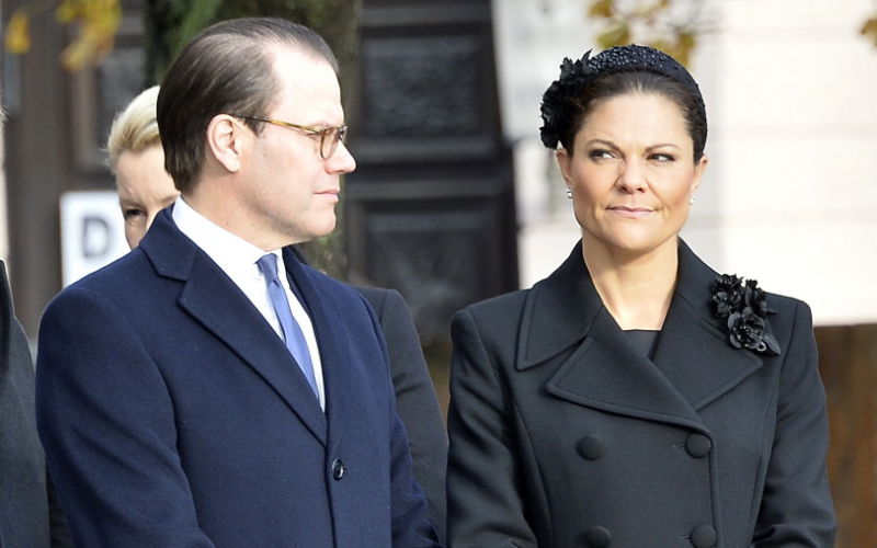 Prinz Daniel und Prinzessin Victoria von Schweden schauen ernst.