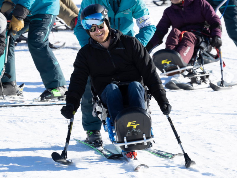 Prinz Harry übt sich im Skifahren.