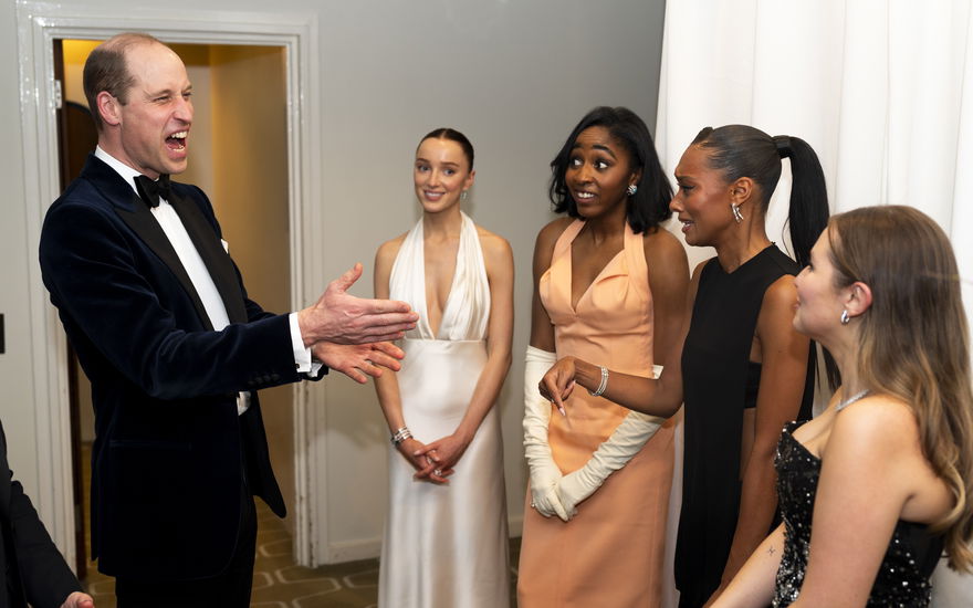 Prinz William im Gespräch mit Phoebe Dynevor, Ayo Edebiri, Sophie Wilde und Mia McKenna Bruce
