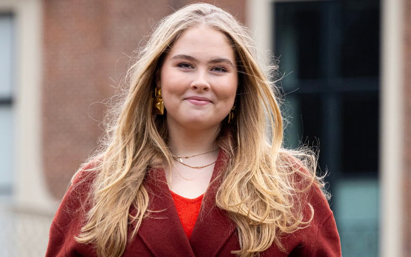 Prinzessin Amalia der Niederlande lächelt.