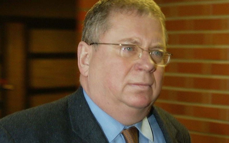 Rainer Hunold guckt zur Seite