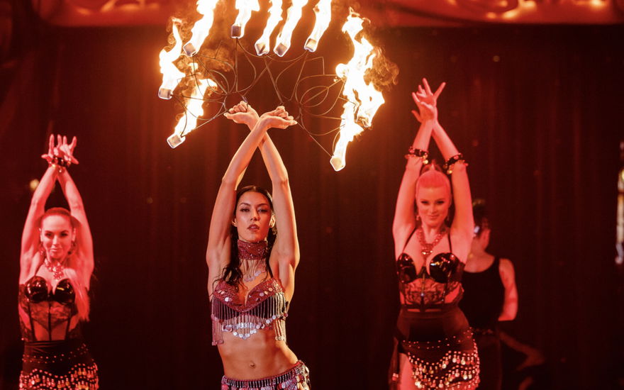 Rebecca Mir tanz mit Feuer-Fackeln bei Stars in der Manege