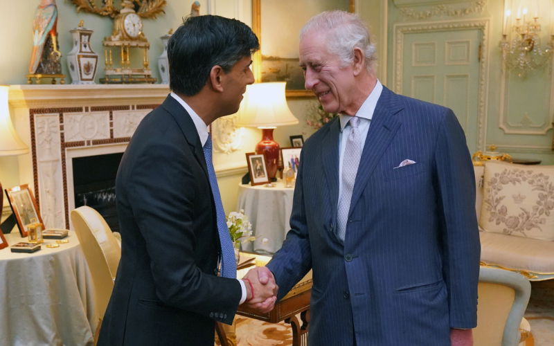 Premierminister Rishi Sunak und König Charles.