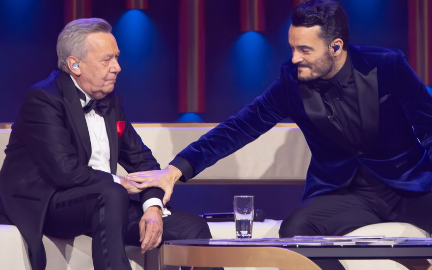 Roland Kaiser kämpft bei "50 Jahre Roland Kaiser" mit den Tränen, Giovanni Zarrella nimmt seine Hand