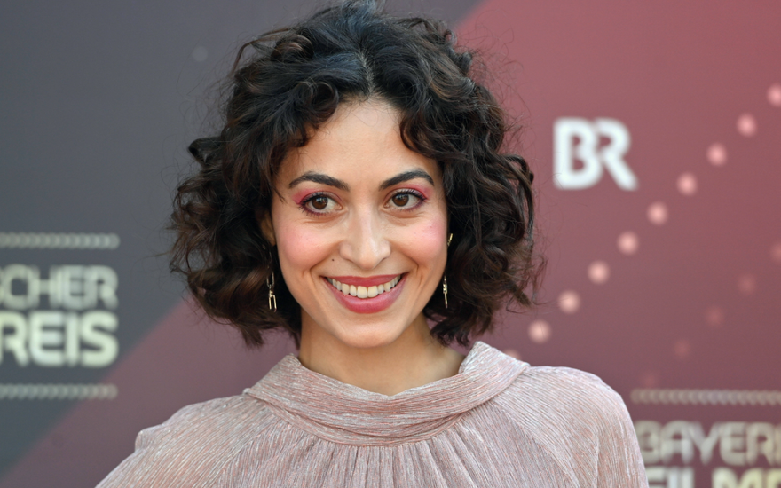 Sabrina Amali strahlt