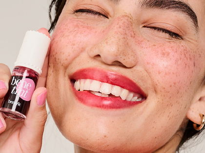 Laut TikTok und Co: Alle lieben dieses 2-in-1-Produkt für schöne Lippen und Wangen