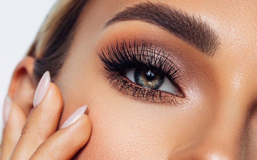Frau Benefit-Mascara