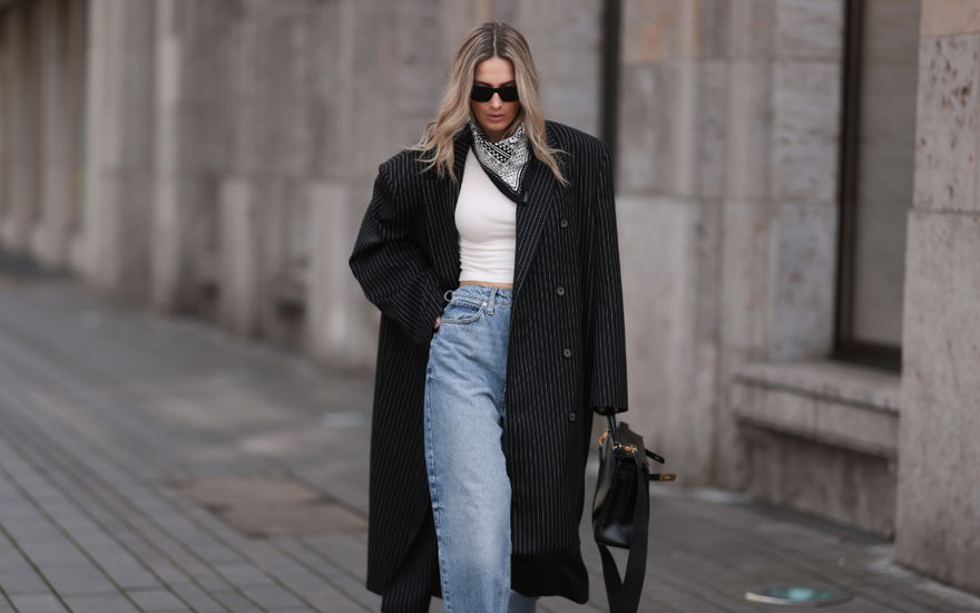 Street Style mit Basic Shirt im Skims-Stil