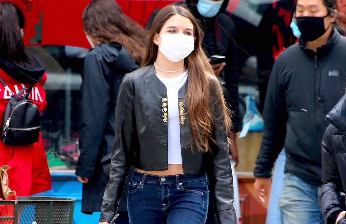 Suri Cruise mit Maske und Lederjacke 2021