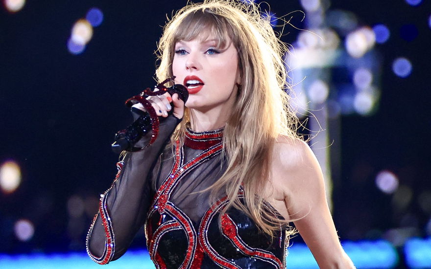 Taylor Swift sieht ernst aus