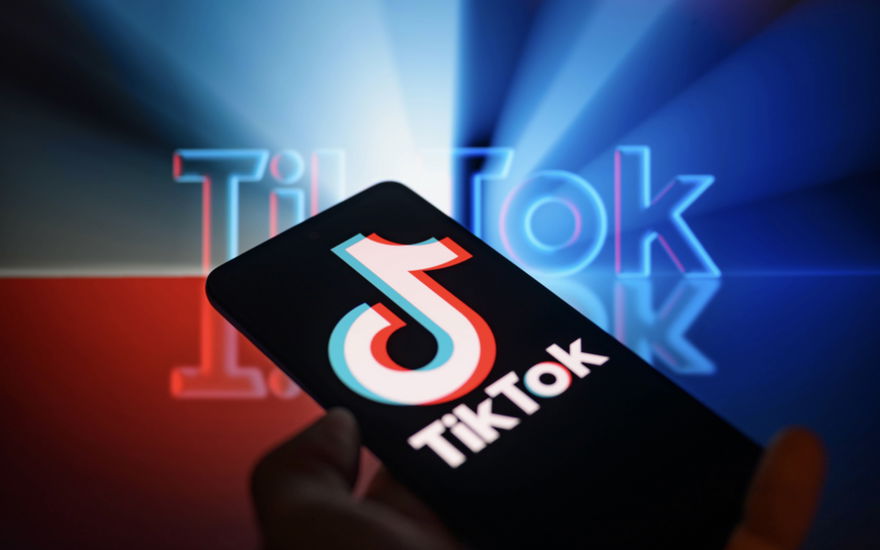 Handy mit der TikTok-App