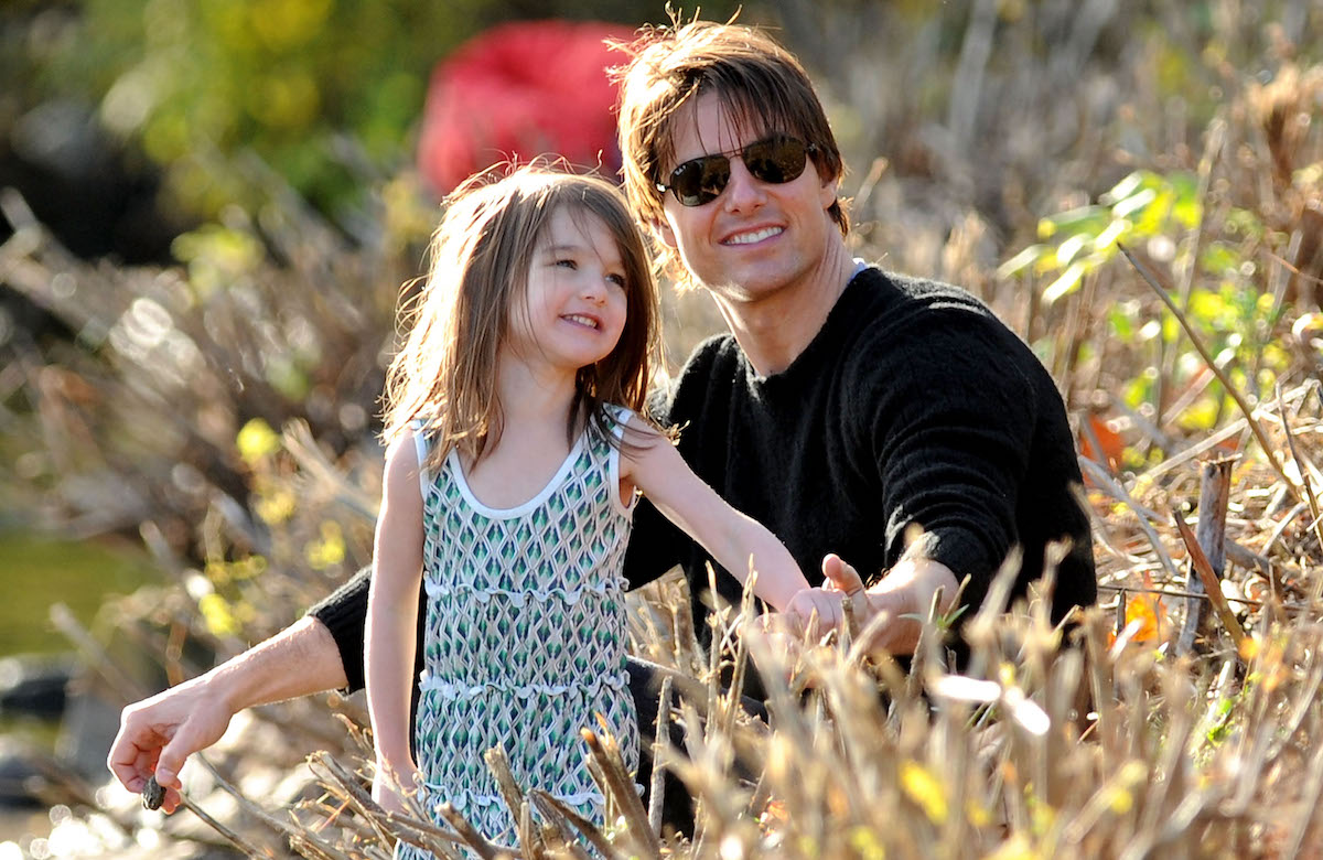 Tom Cruise spielt mit Tochter Suri im Feld 2009