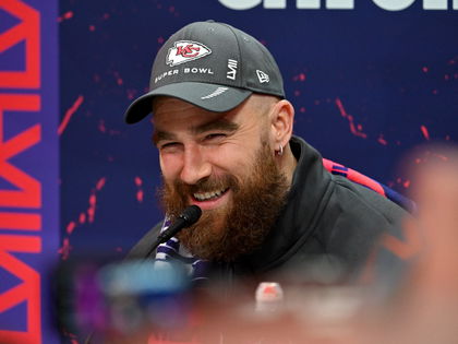 Travis Kelce: Makaber! Wenige Stunden nach tödlicher "Super Bowl"-Party grinst er vor Freude