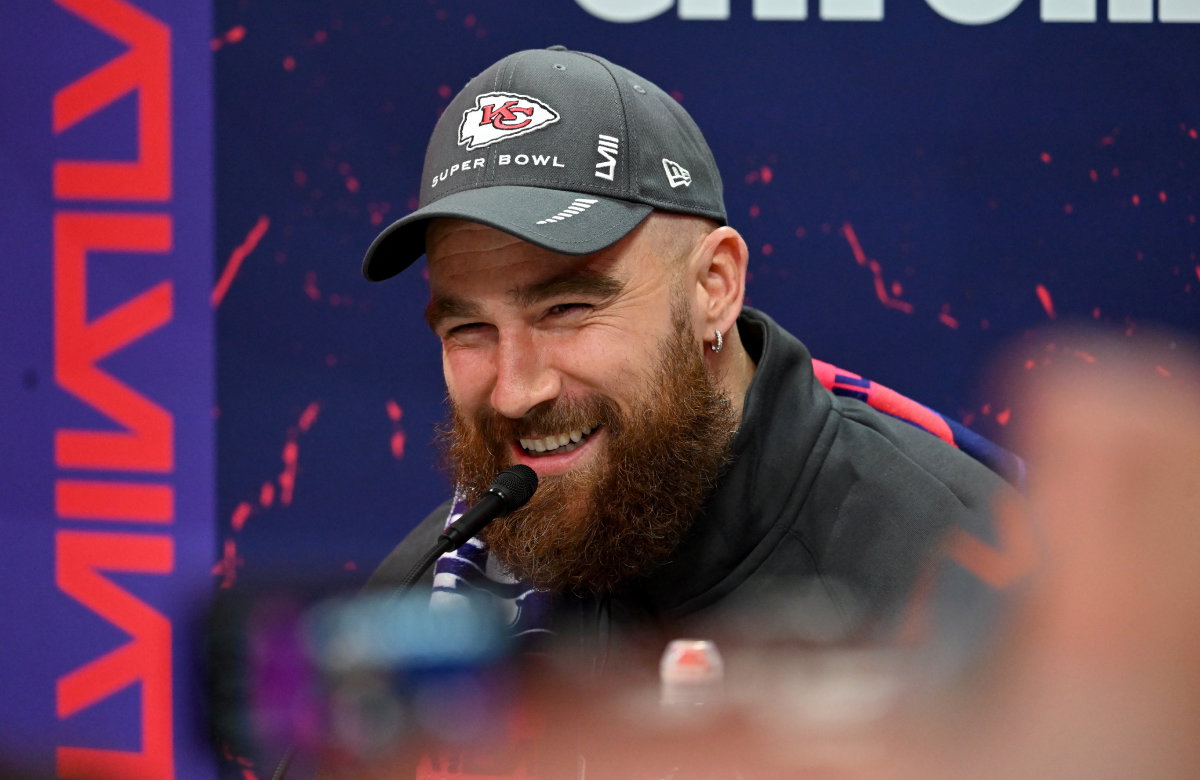 Travis Kelce grinst
