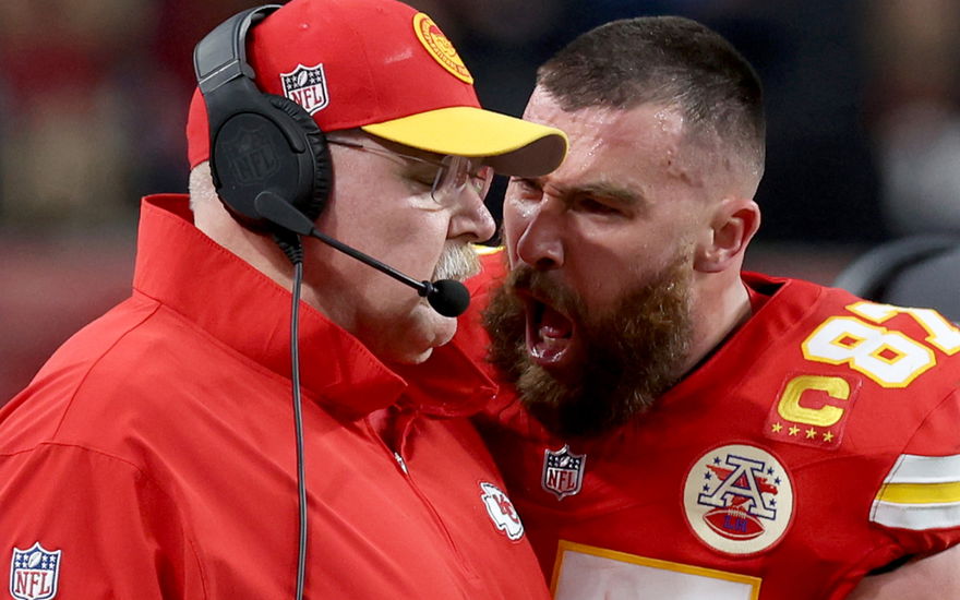 Travis Kelce schreit beim Super Bowl seinen Coach Andy Reid an