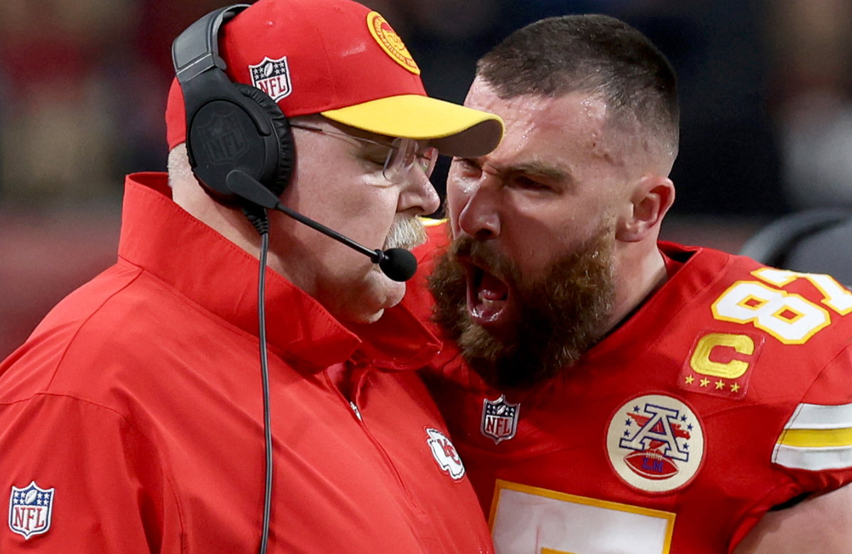 Travis Kelce schreit beim Super Bowl seinen Coach Andy Reid an