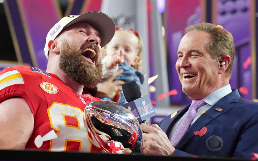 Travis Kelce freut sich nach dem Super Bowl im Interview