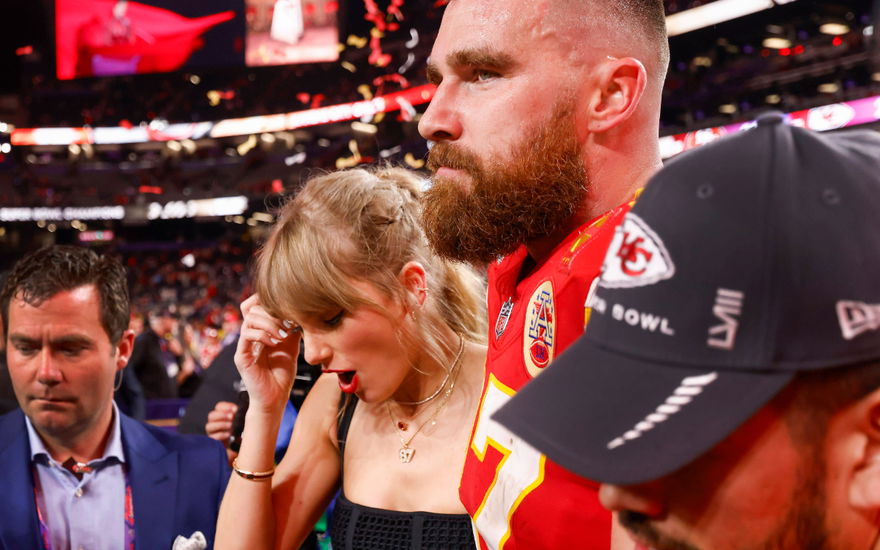 Taylor Swift und Travis Kelce beim Super Bowl 2024 Arm in Arm