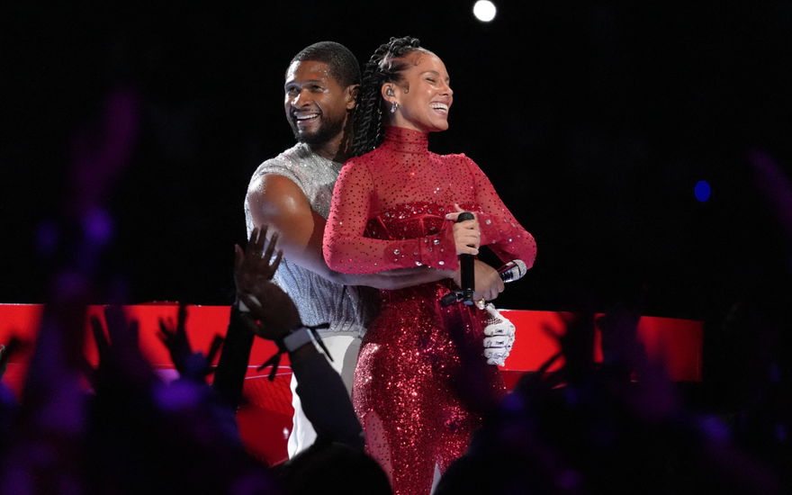 Usher und Alicia Key während der Super-Bowl-Halbzeitshow 2024