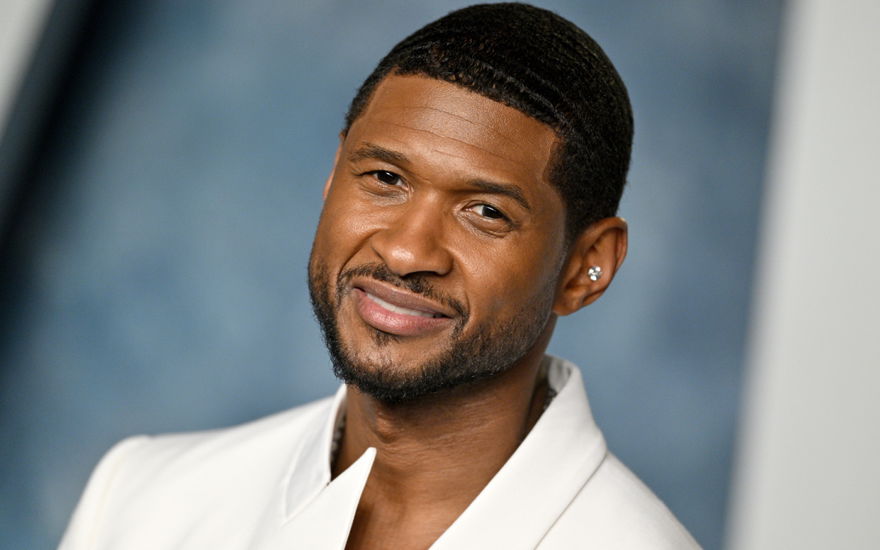 Usher lächelt