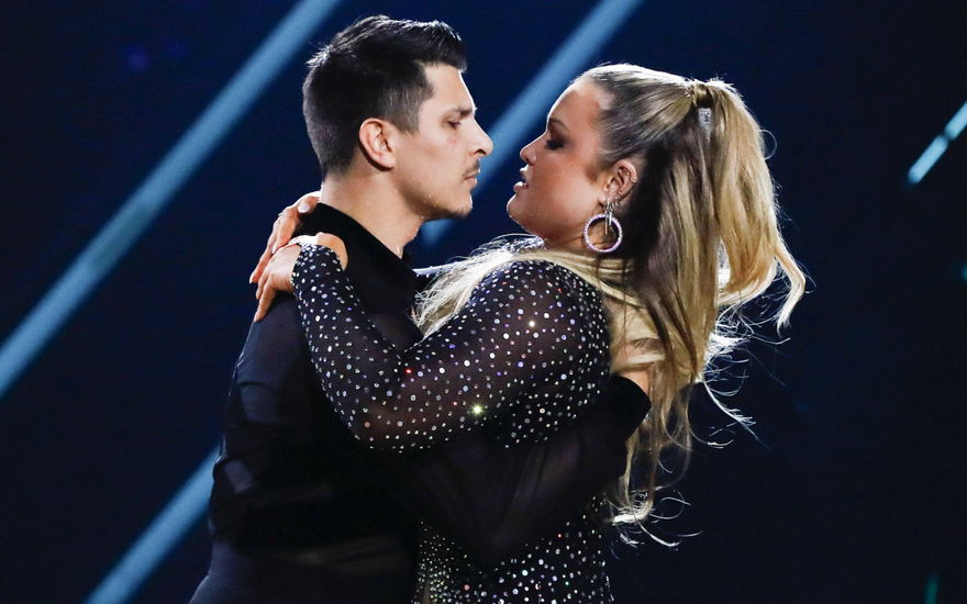 Alexandru Ionel und Sophia Thiel tanzen bei "Let's Dance" mit ernsten Gesichtsausdrücken