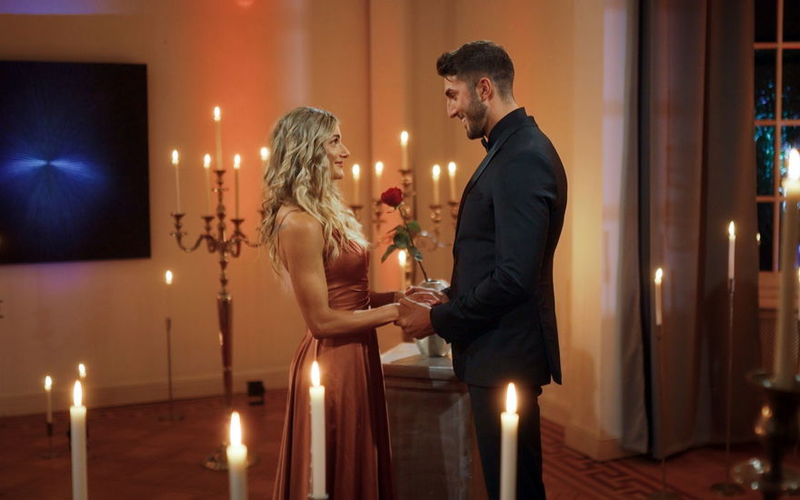 "Die Bachelors" 2024: Finale - Rebecca Hertlein und Dennis Gries bei letzter Entscheidung