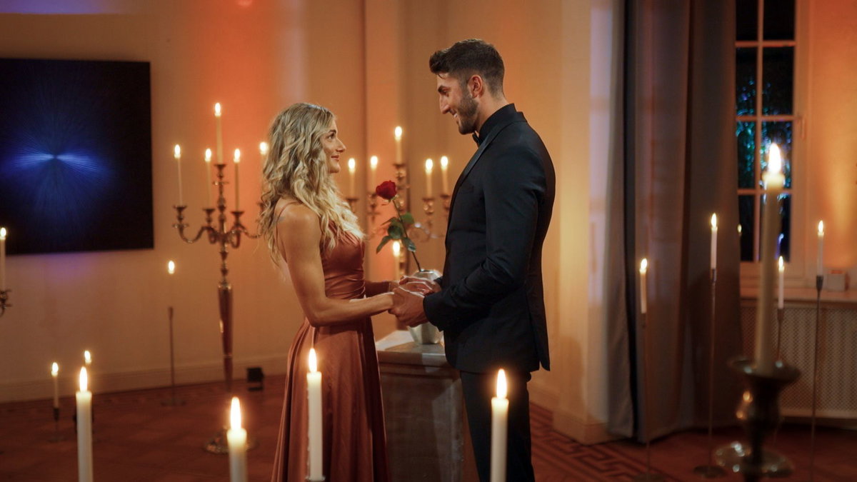 "Die Bachelors" 2024: Finale - Rebecca Hertlein und Dennis Gries bei letzter Entscheidung