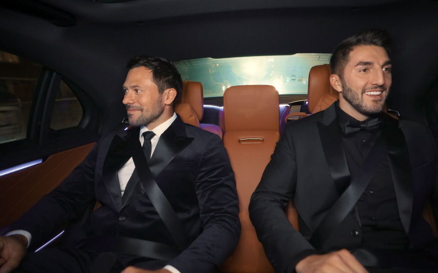 "Die Bachelors" 2024: Finale - Dennis Gries und Sebastian Klaus gemeinsam vor Entscheidung lachend