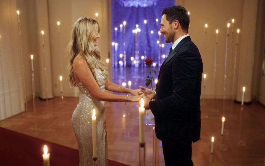 "Die Bachelors" 2024: Finale - Larissa Schulte bekommt die letzte Rose von Sebastian Klaus