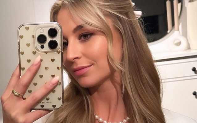 "Bachelors" 2024: Siegerin Larissa Schulte macht ein Selfie