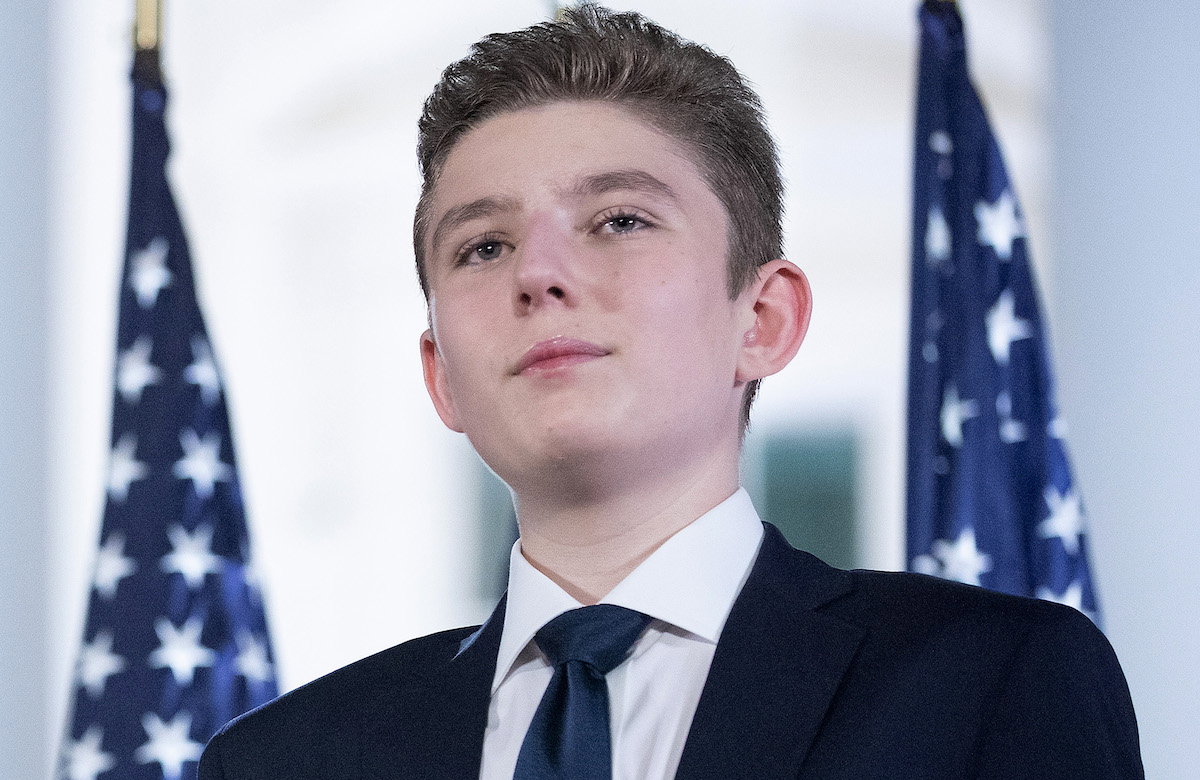 Barron Trump guckt schräg nach oben