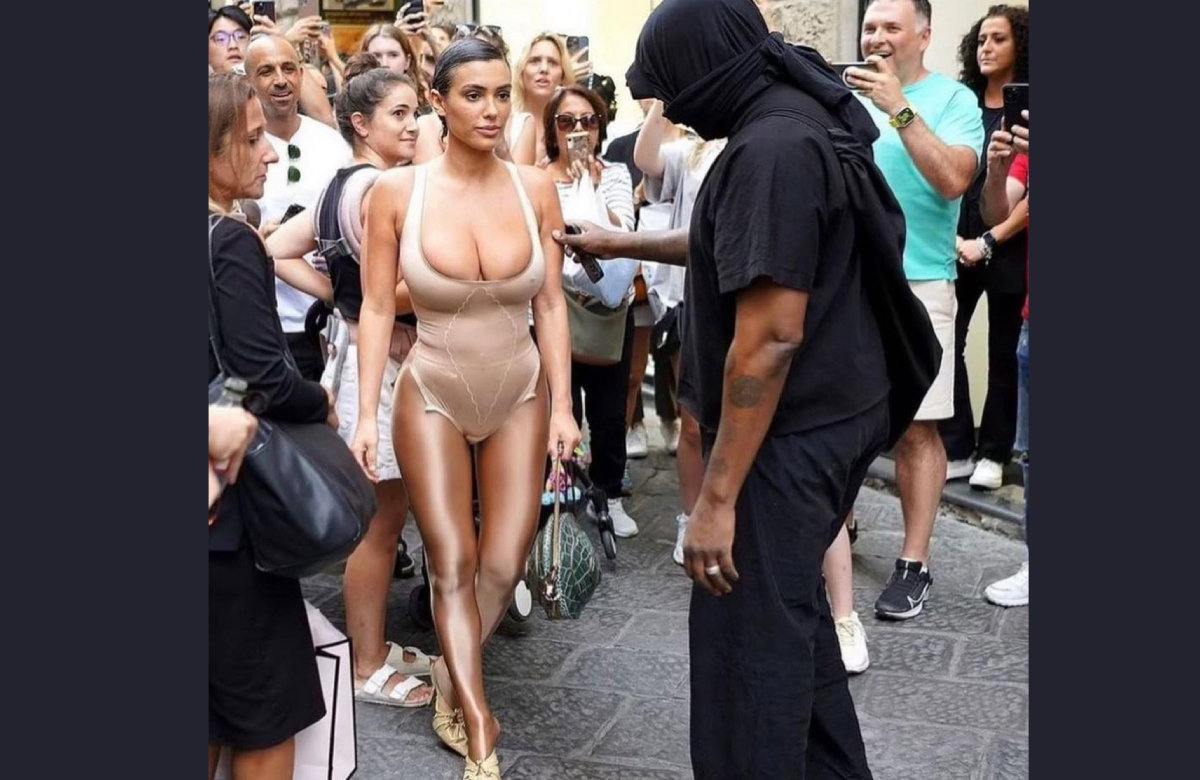 Bianca Censori und Kanye West umgeben von Menschentraube