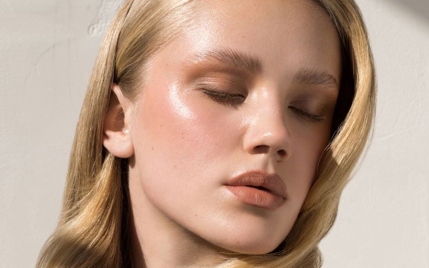 Frau mit tauffrischem Glow dank Magic Hydrator Mist