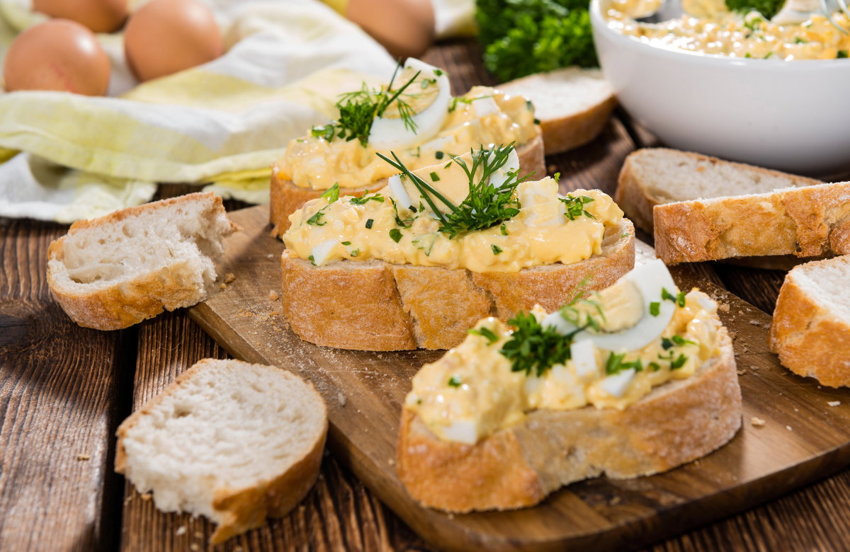 Eiersalat auf Brot