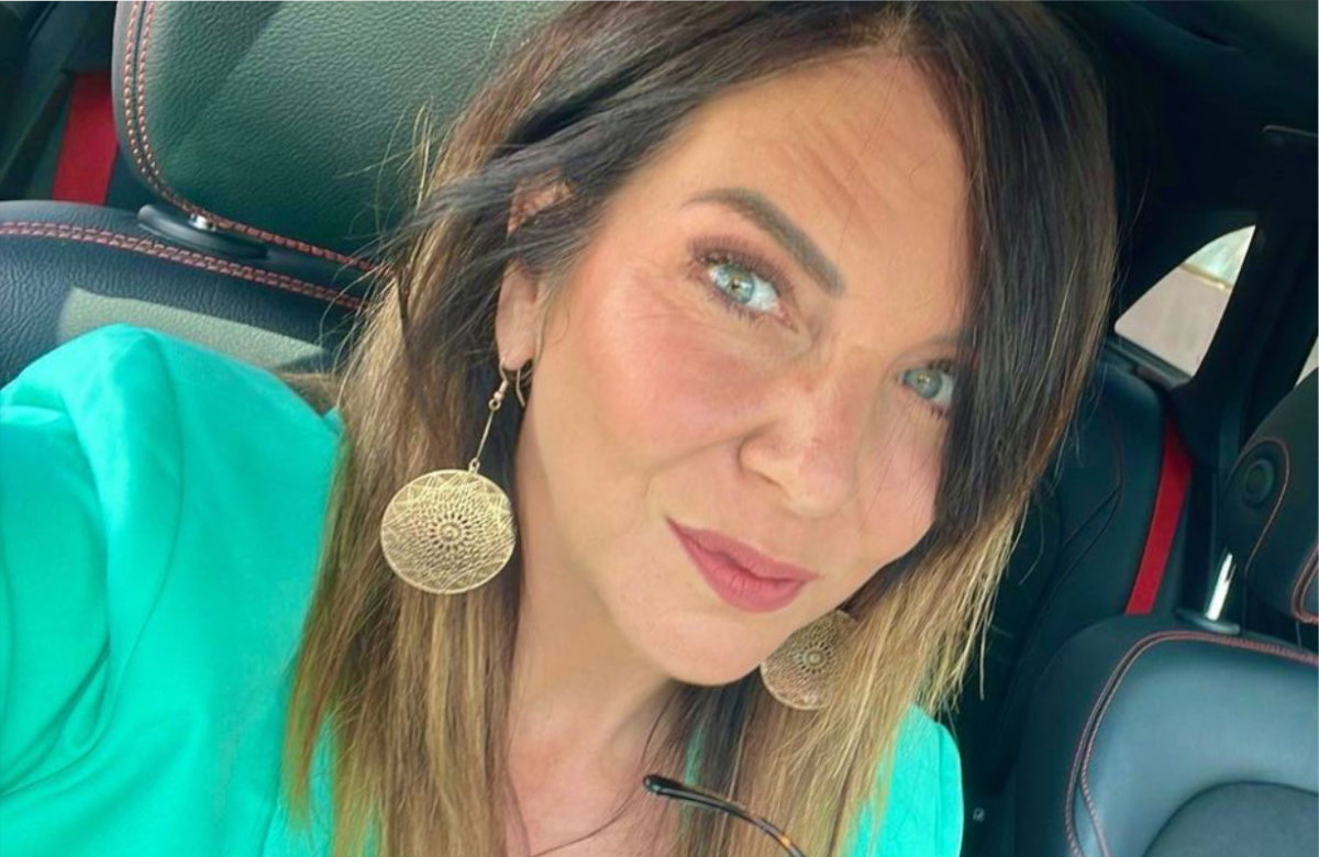 Danni Büchner macht ein Selfie im Auto im April 2023