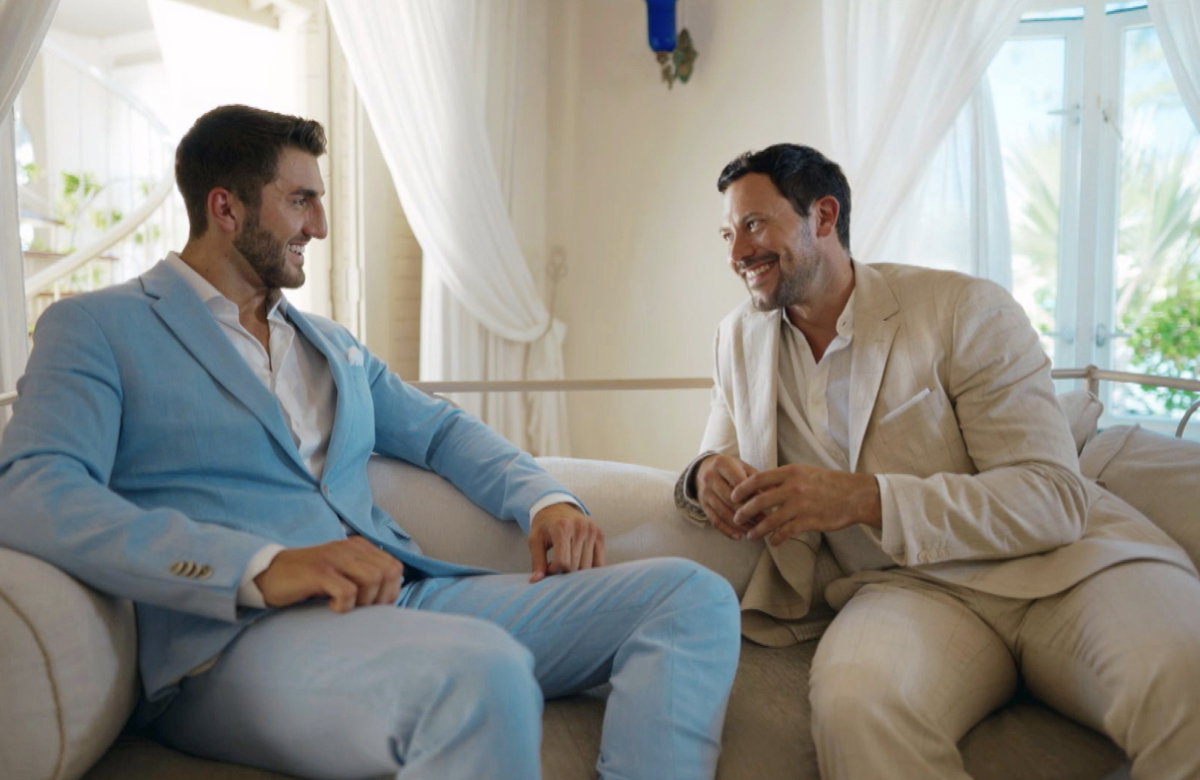 "Die Bachelors" Dennis Gries und Sebastian Klaus sitzen auf der Couch und führen ein ernstes Gespräch