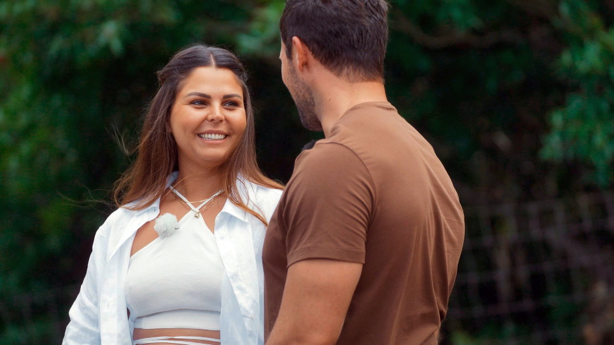 "Die Bachelors" 2024 Dreamdates: Eva lächelt Sebastian an