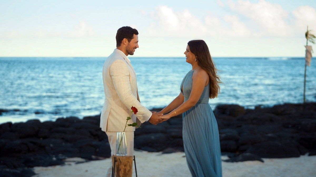 "Die Bachelors" 2024 Dreamdates: Sebastian gibt Eva eine Rose