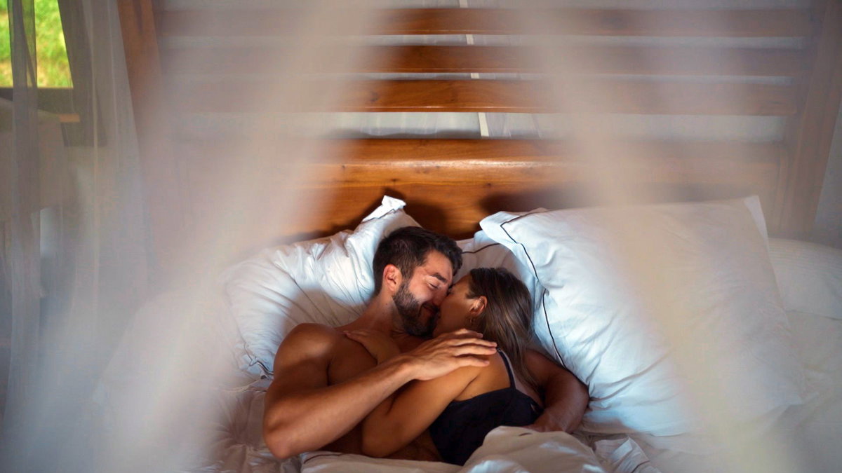 "Die Bachelors" 2024 Dreamdates: Dennis und Katja küssen im Bett