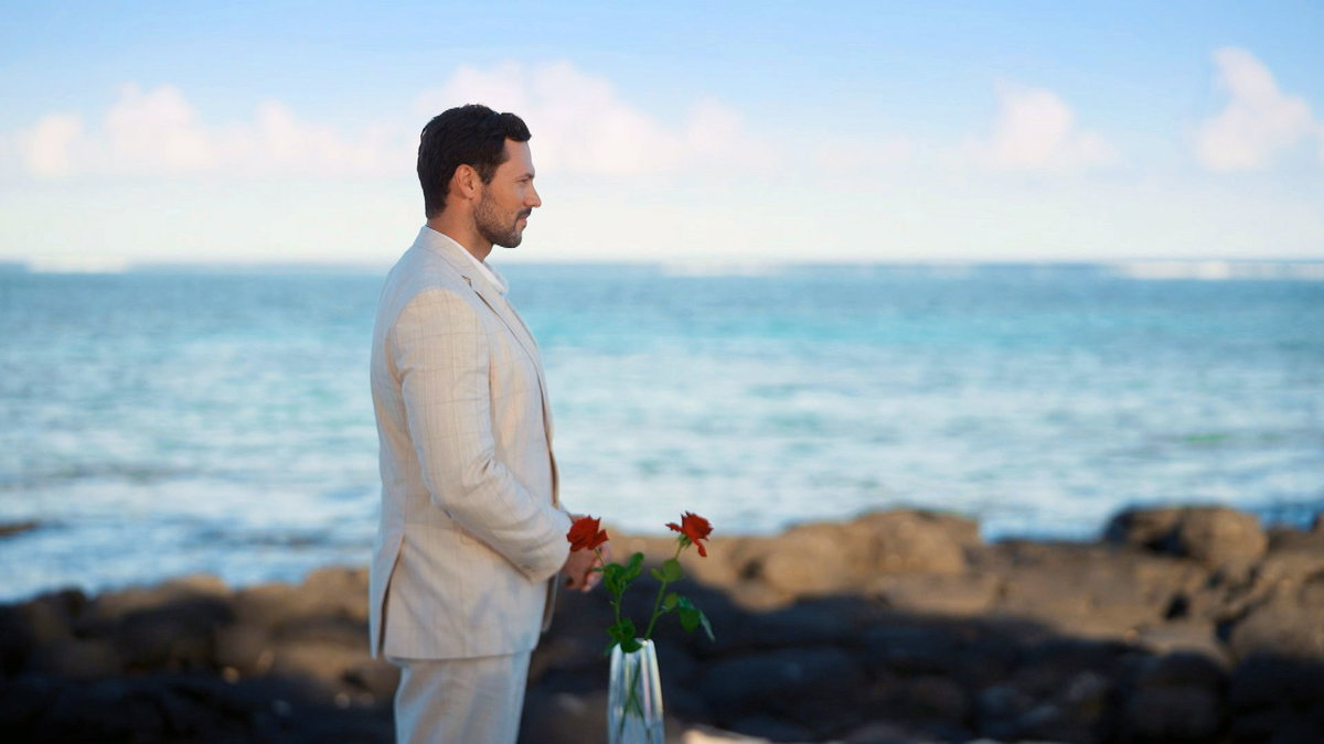 "Die Bachelors" 2024 Dreamdates: Dennis nachdenklich mit seinen Rosen