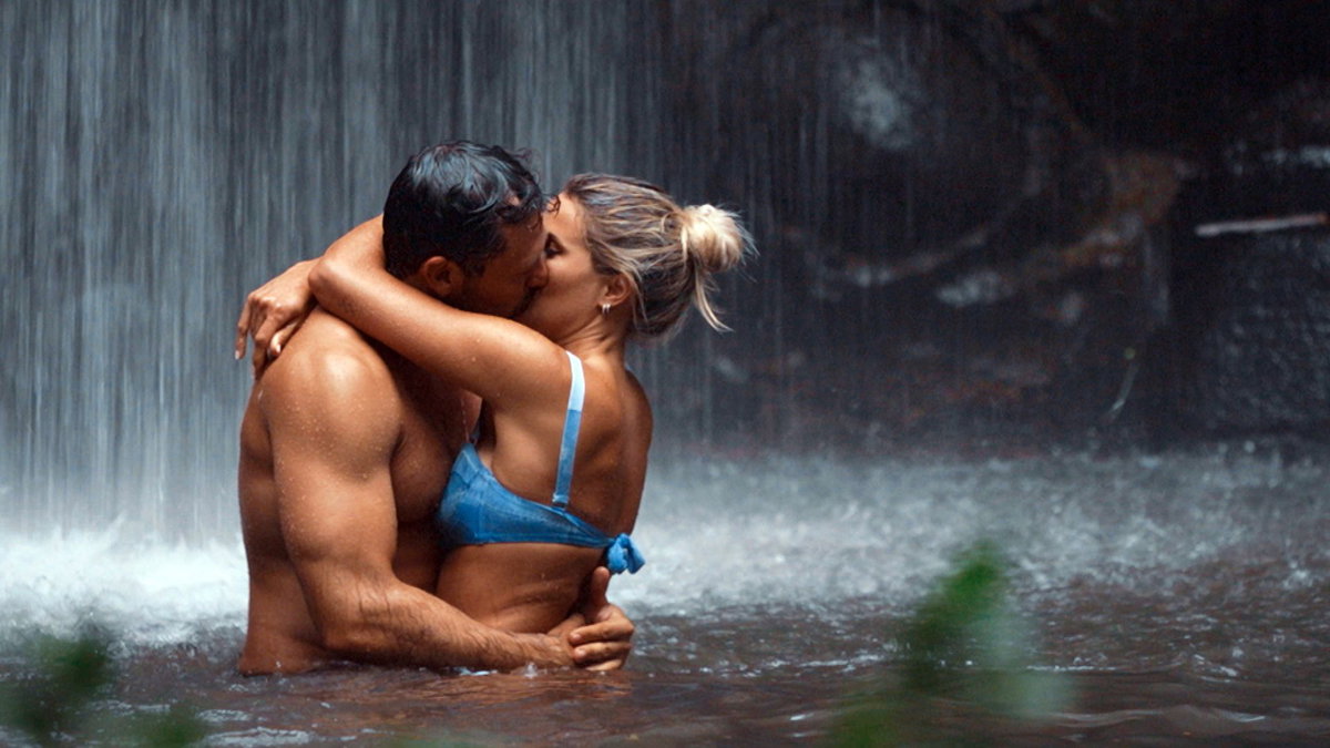 "Die Bachelors" 2024 Dreamdates: Kim und Sebastian küssen sich unter dem Wasserfall