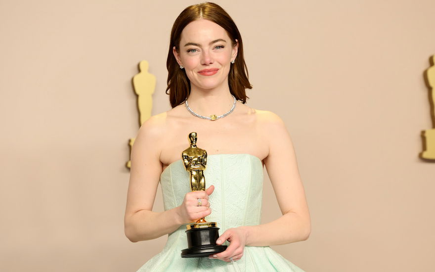 Emma Stone hält Oscar in den Händen
