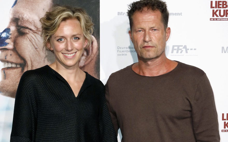 Franziska Machens und Til Schweiger stehen Arm in Arm