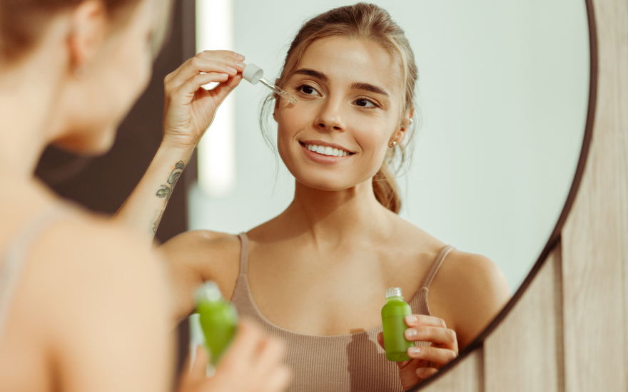 Frau reduziertes Anti-Aging-Serum