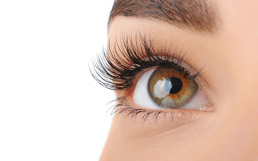 Frau mit sehr langen Wimpern