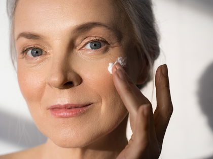 Hautpflege für Frauen ab 50: Diese Tages- und Nachtcreme lässt dich immer strahlen