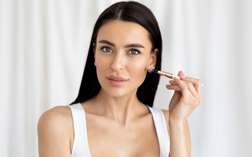 Frau mit Cookie Highlighter von Benefit