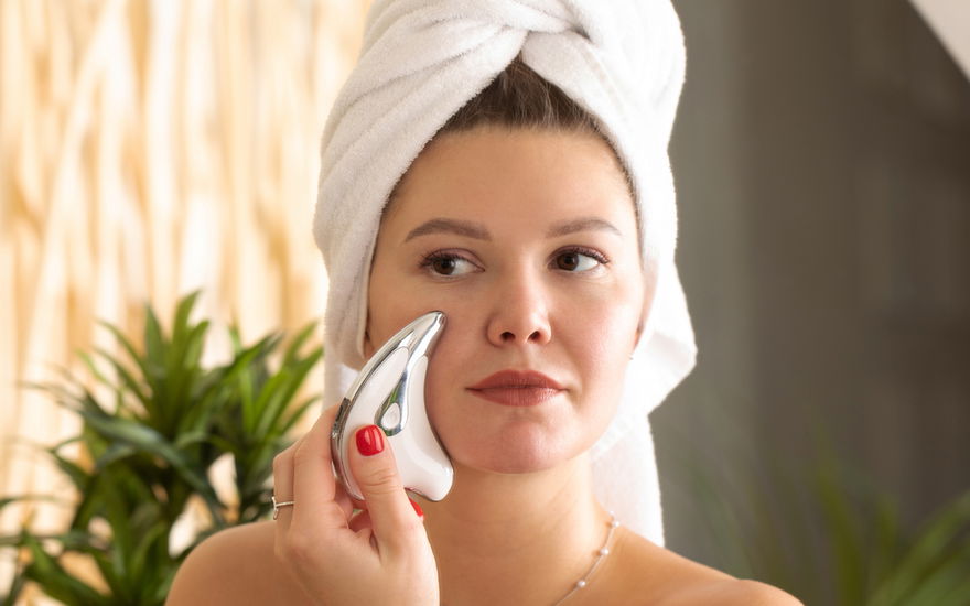 Frau mit Mikrostrom Facial