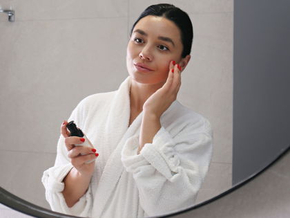 Anti-Aging: Mit diesem Bakuchiol-Öl-Serum werden Falten im Schlaf reduziert